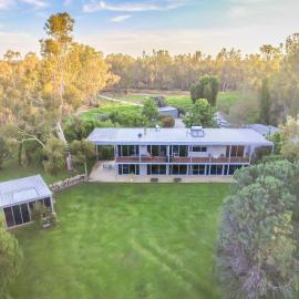 Cape Horn Vineyard 5 Bedroom Riverfront House on Working Vineyard，位于伊丘卡的酒店