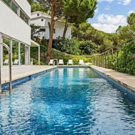 Design villa sea views and lap pool，位于卡夫里尔斯的酒店