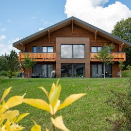 Notre Chalet - Boutique Appartements 4 étoiles & Sauna，位于Les Fourgs的酒店