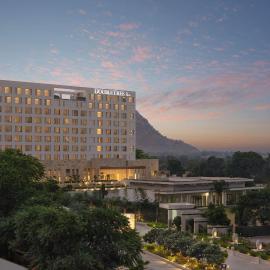 DoubleTree By Hilton Jaipur Amer，位于斋浦尔的酒店
