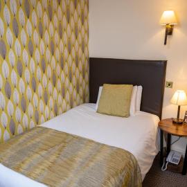 Cross Hands Hotel by Greene King Inns,位于亚特的酒店