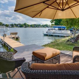 Okauchee Lake Vacation Rental w/ Boat Dock!，位于奥康诺摩沃的酒店