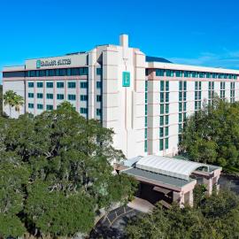 Embassy Suites by Hilton Tampa USF Near Busch Gardens，位于坦帕的酒店