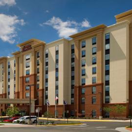 Hampton Inn & Suites Falls Church，位于福尔斯彻奇的酒店