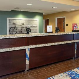 Hampton Inn East Lansing，位于东兰辛的酒店