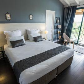 CÔTE GARONNE le BALCON DES DAMES -hôtel et restaurant- Tonneins Fauillet Marmande - panorama sur Garonne-climatisé- accueil vélo- soirée étape- chambre famille- étape et séjour touristique-，位于Tonneins的酒店