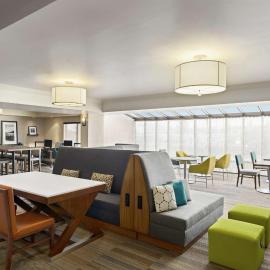 Hampton Inn Portland Airport，位于波特兰的酒店