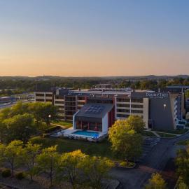 DoubleTree by Hilton Pittsburgh - Cranberry，位于蔓越莓乡的酒店
