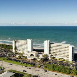DoubleTree Suites by Hilton Melbourne Beach Oceanfront，位于墨尔本的酒店