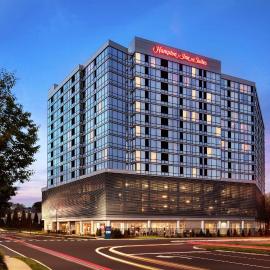 Hampton Inn & Suites Teaneck/Glenpointe，位于提内克的酒店