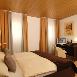 Adler Hotel Garni，位于奥斯特菲尔登的酒店