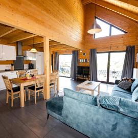 5 Sterne Ferienhaus Tommy mit Kamin, Seeblick und großer Terrasse，位于Rieden的酒店