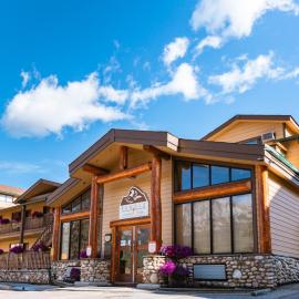 Rundle Mountain Lodge，位于坎莫尔的酒店