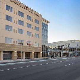DoubleTree by Hilton Evansville，位于埃文斯维尔的酒店