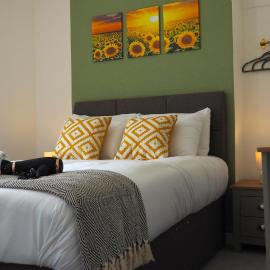 4 Bed - Parking - Close to M4 - Ideal for Groups，位于尼思的酒店
