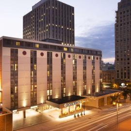 DoubleTree by Hilton Milwaukee Downtown，位于密尔沃基的酒店