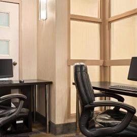 Travelodge by Wyndham Oshawa Whitby，位于奥沙瓦的酒店