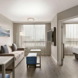 Embassy Suites By Hilton Montreal Airport，位于潘特克莱尔的酒店