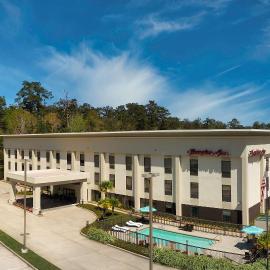 Hampton Inn Covington/Mandeville，位于卡温顿的酒店