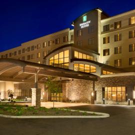 Embassy Suites by Hilton Akron Canton Airport，位于北坎顿的酒店