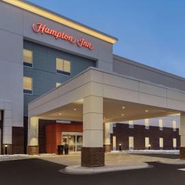 Hampton Inn Brooklyn Park，位于布鲁克林帕克的酒店