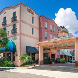 Hampton Inn & Suites Amelia Island-Historic Harbor Front，位于费南迪纳比奇的酒店