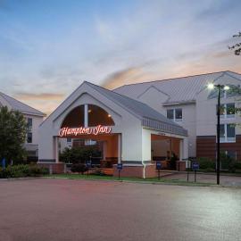 Hampton Inn by Hilton Concord/Bow，位于康科德的酒店
