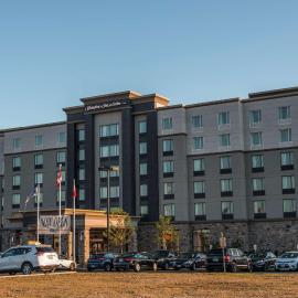 Hampton Inn & Suites by Hilton Bolton，位于Bolton的酒店