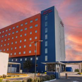 Hampton Inn & Suites by Hilton Salamanca Bajio，位于萨拉曼卡的酒店