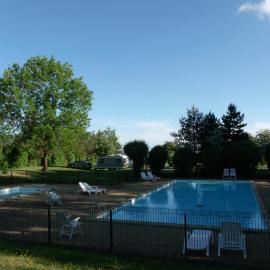 Camping de la Croix d'Arles，位于Bourg的酒店
