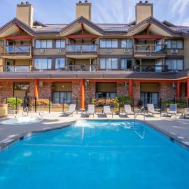 Whistler Village Inn & Suites，位于惠斯勒的酒店