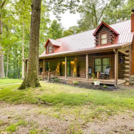 Orleans Retreat w/ Private Hot Tub & Fireplace!，位于Orleans的酒店