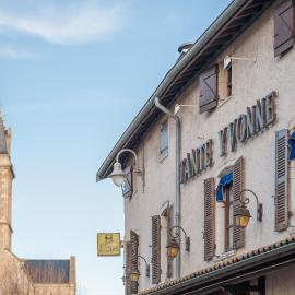 Logis Hôtel Tante Yvonne & son restaurant semi-gastronomique - Lyon Nord,位于奎斯克斯的酒店