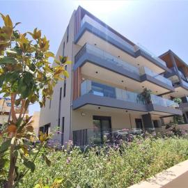 Brand new condo next to the beach, peaceful square, garden view，位于罗希姆诺的酒店