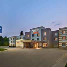 Fairfield Inn & Suites by Marriott Barrie，位于巴里的酒店