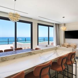 LIV Mackenzie Beach Suites Larnaca，位于拉纳卡的酒店