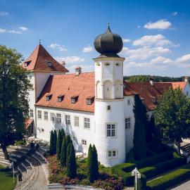 Schlosshotel Neufahrn，位于讷凡姆伊恩涅德巴的酒店