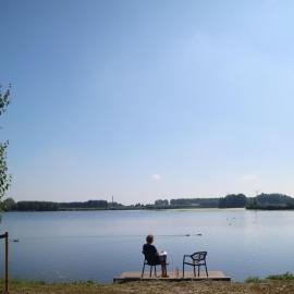 Lakeview villa with swimming and fishing pier，位于Simonshaven的酒店