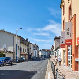 Logis Hôtel Larivaut, Puy-Guillaume,位于Puy-Guillaume的酒店
