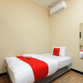 RedDoorz near The Jungle Waterpark Bogor，位于茂物的酒店