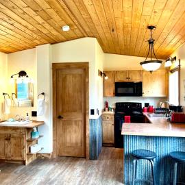 Glacier's Edge Cabins，位于哥伦比亚瀑布的酒店