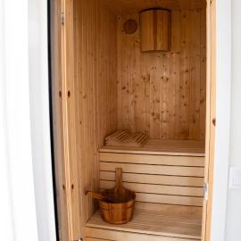 Your own 30sqm house with kitchen, sauna and loft.，位于马尔默的酒店
