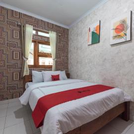 RedDoorz at Villa De ZamZam Ciater，位于塞亚特的酒店
