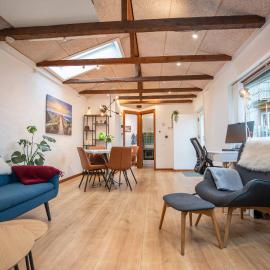 Skylight Lodge - Private Terrace, Free Parking & Walk to City，位于霍森斯的酒店