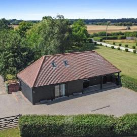 The Stables Rectory Farm，位于霍尔斯特德的酒店