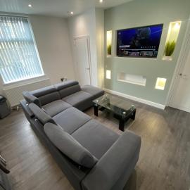 Entire 3-Bed House-Jaquzzi Bath-Private Parking- suitable for contractors，位于Elland的酒店