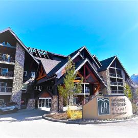 Luxury Two Queen Beds Condo - Grande Rockies Resort Indoor Parking Pool Hot tub GYM，位于坎莫尔的酒店