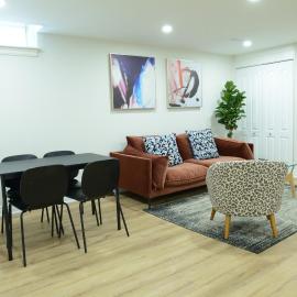 Spacious 2Bed-Room Free parking in central Richmond hill，位于列治文山的酒店
