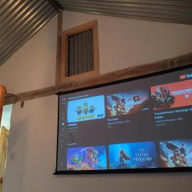 The Bothy near Tenby, Big Projector Screen, Four-poster bed, on-site HOT TUB access via Spa Pack，位于滕比的酒店