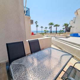 Beach Vibes Beachfront Apartment，位于皮拉的酒店